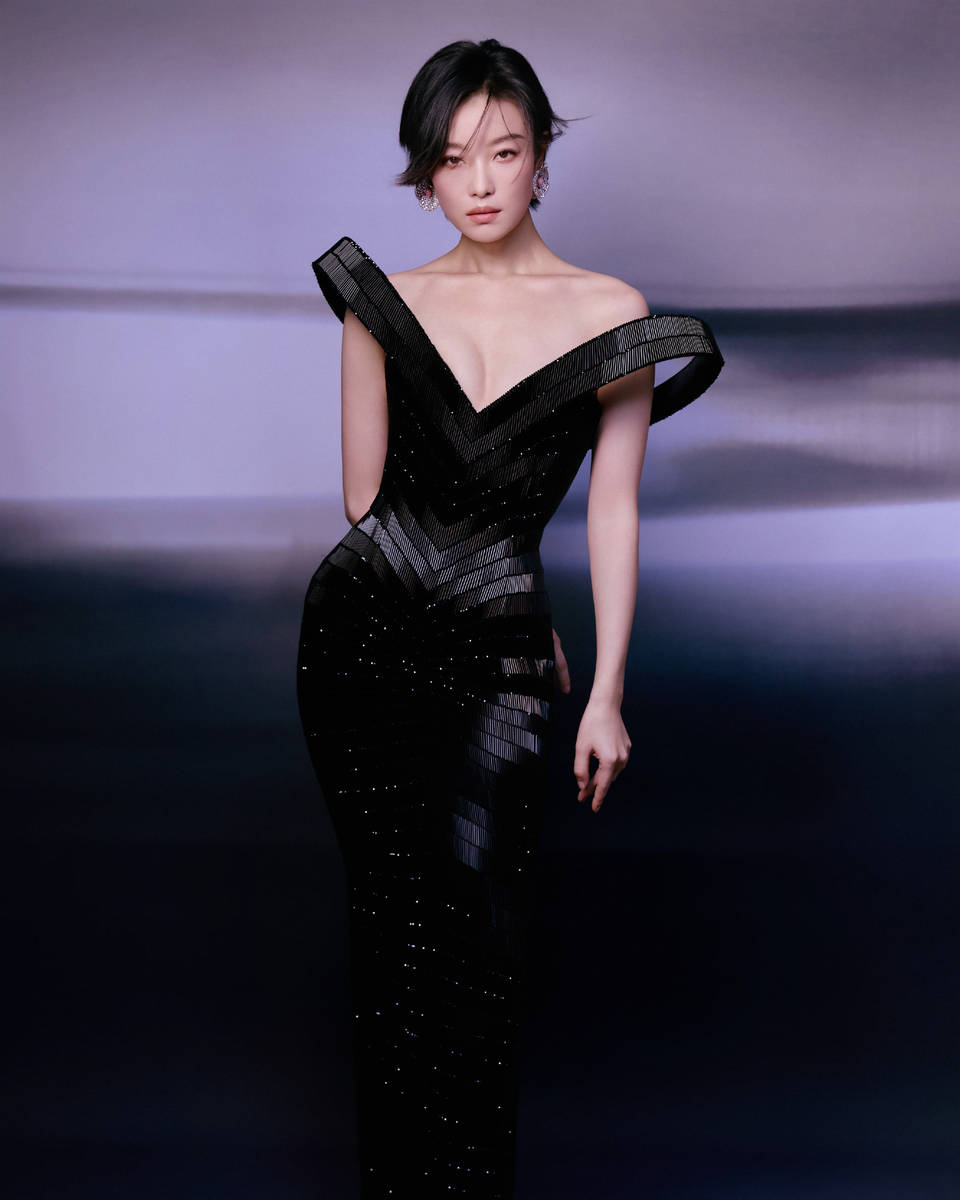 倪妮穿黑色深V礼裙时髦前卫 大方秀好身材曲线迷人