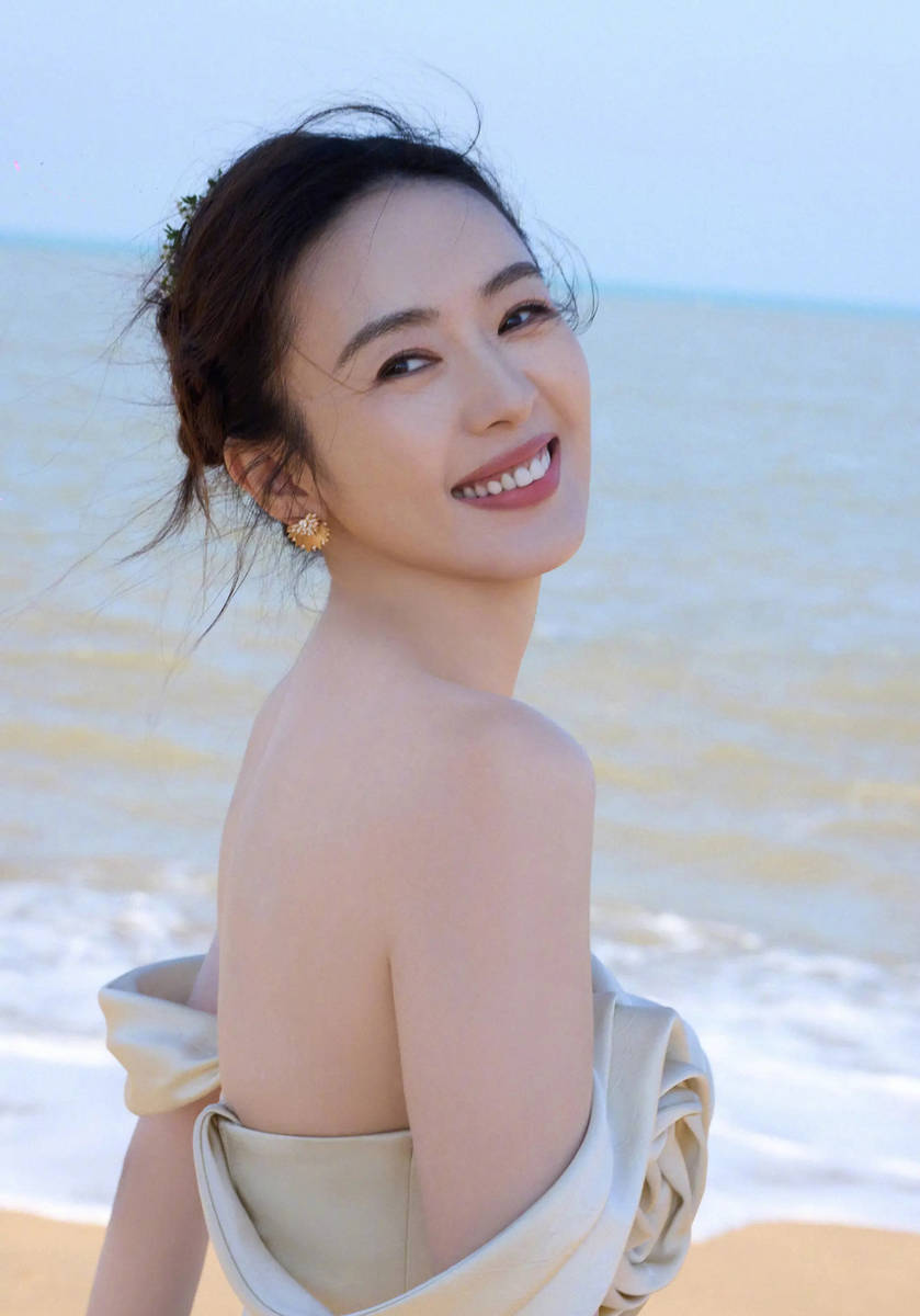 童瑶穿白玫瑰抹胸裙气质佳 海边露明媚笑容好养眼