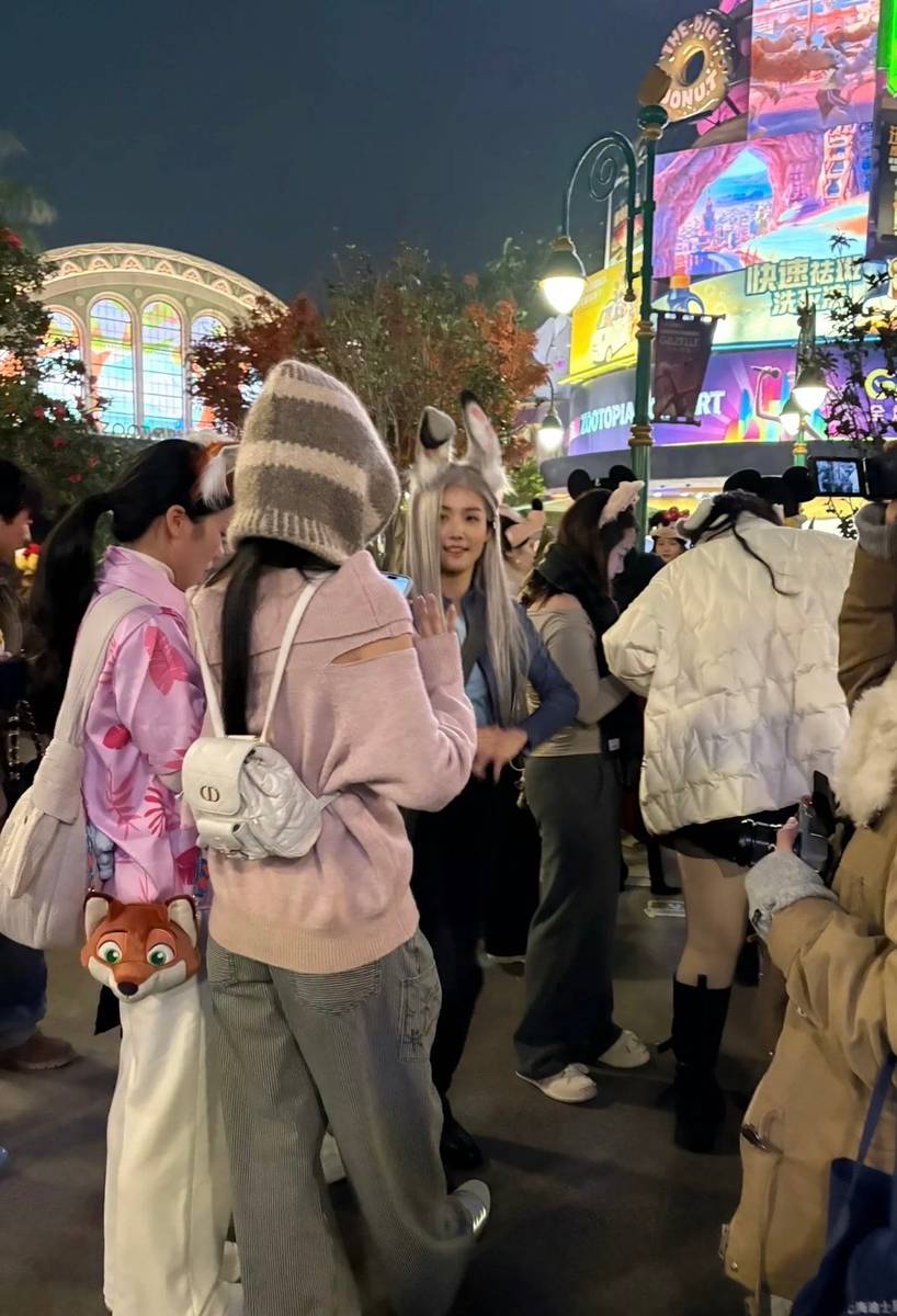 卢昱晓迪士尼拍摄被偶遇 COS兔子警官表情可爱灵动