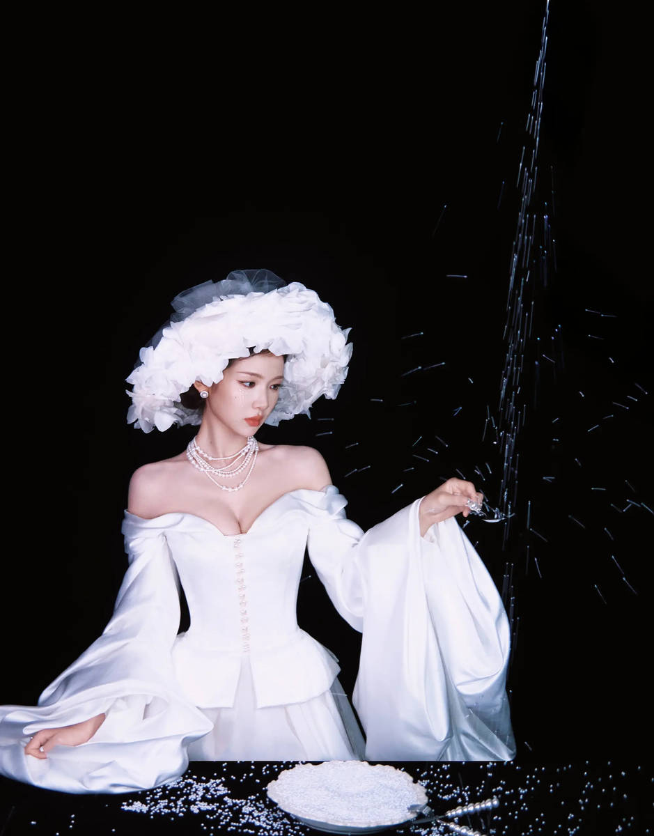 张淼怡穿深V礼服又纯又欲 垂眸沉思更添迷人韵味