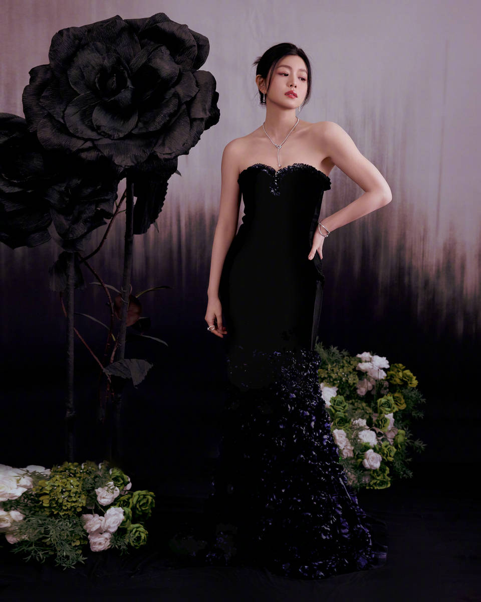 陈妍希穿黑抹胸裙精致优雅 发丝盘起衬出纤美肩颈