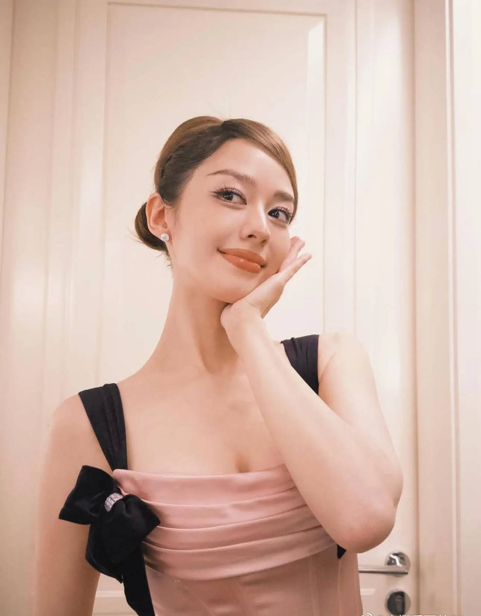 吉娜穿紧身裙勾勒曼妙身姿 戴墨镜气质优雅摩登