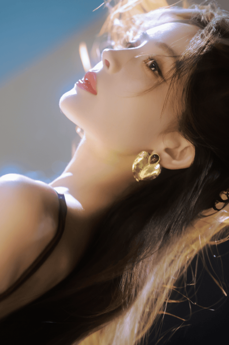 古力娜扎穿酒红吊带裙身材诱人 神态冷艳又妩媚