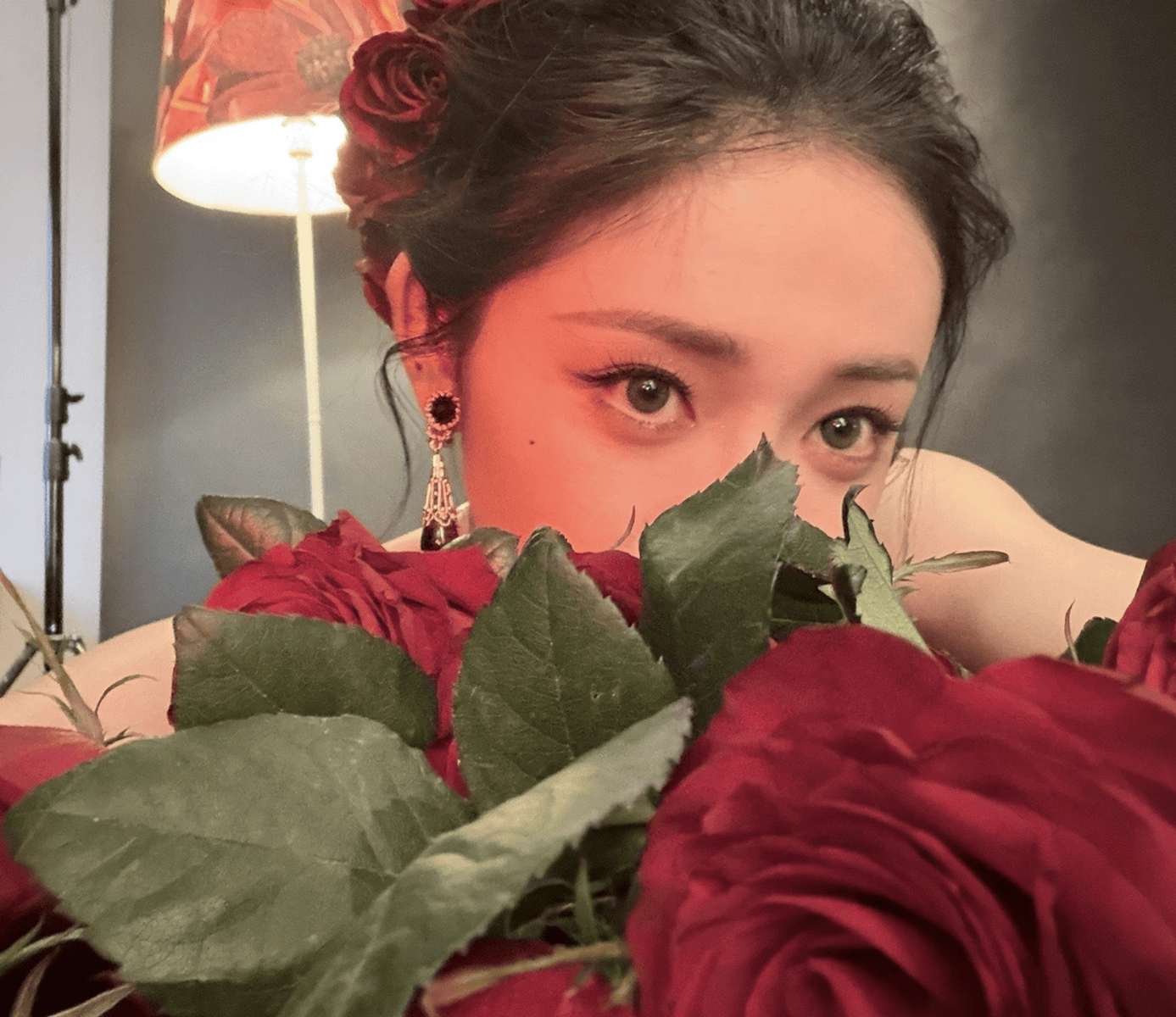 周洁琼一袭红裙气质柔媚 红玫瑰点缀画面神态娇俏