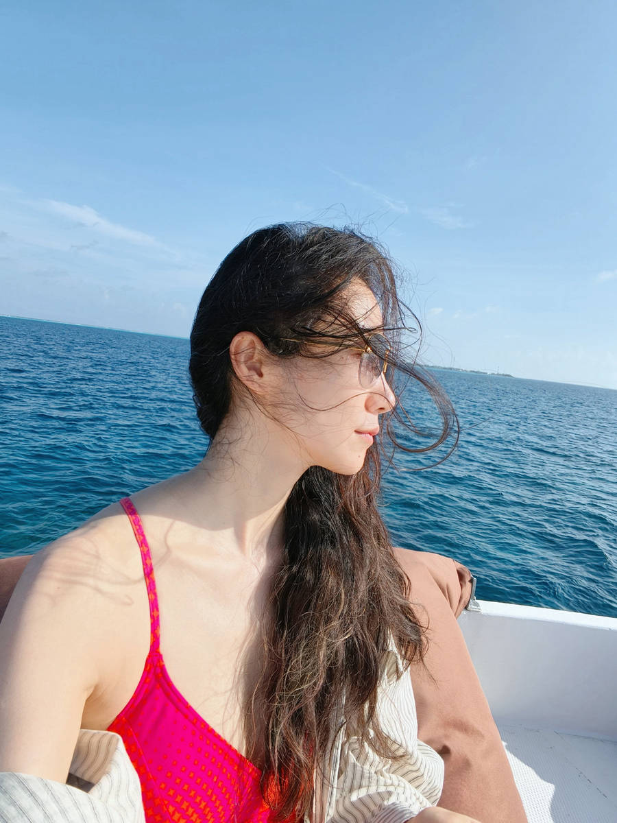 韩雪乘坐游艇出海心情好！穿红色小吊带明艳吸睛