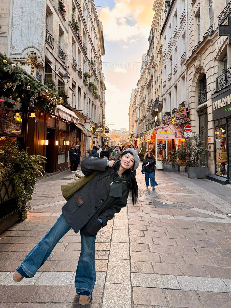 周也晒法国旅行美照好可爱 戴贝雷帽模仿电影海报