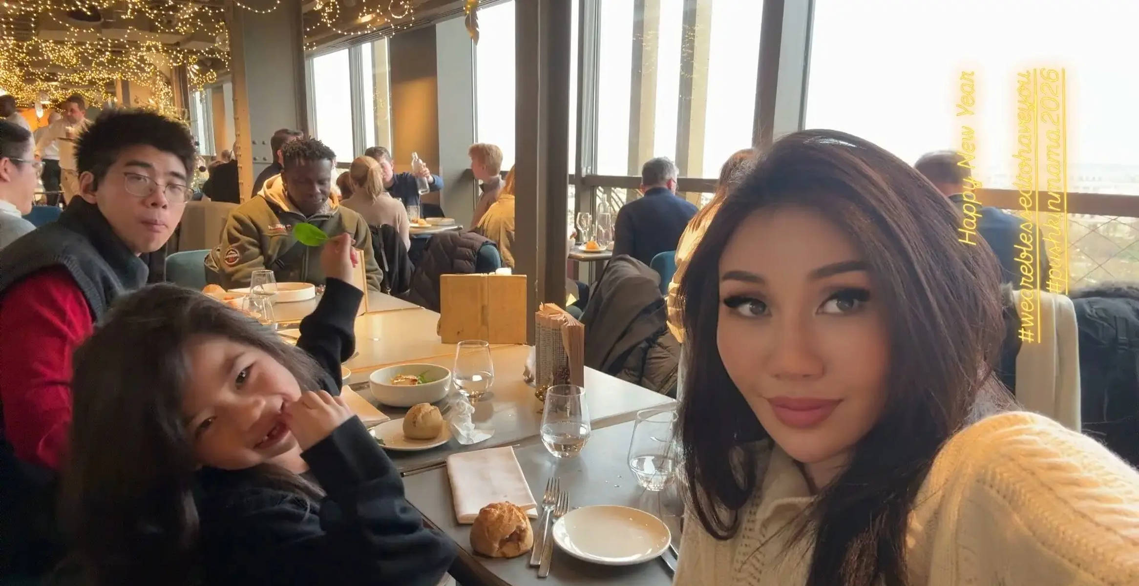 何超盈晒一家法国旅行合照！与小8岁老公感情超好