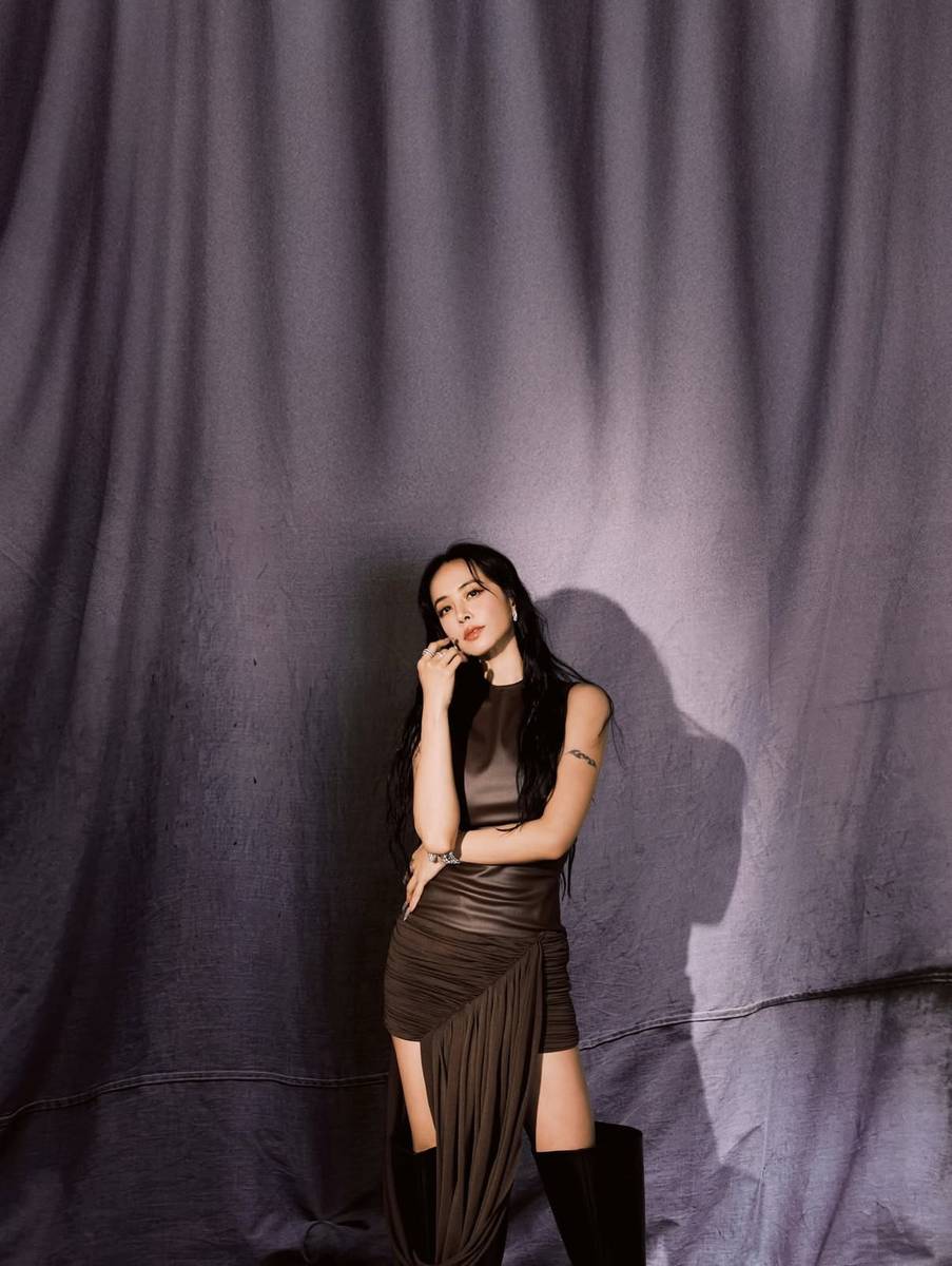 蔡依林穿紧身裙性感迷人！大方秀曼妙身姿曲线吸睛