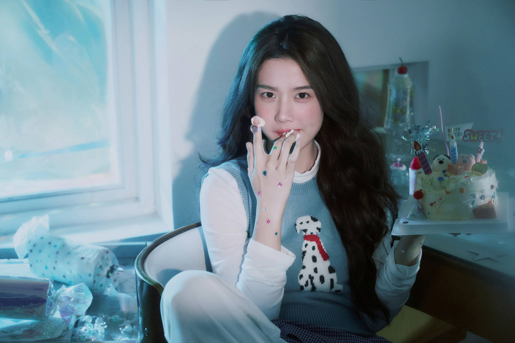 卢昱晓化身糖果少女清纯浪漫 双手托腮灵动娇憨