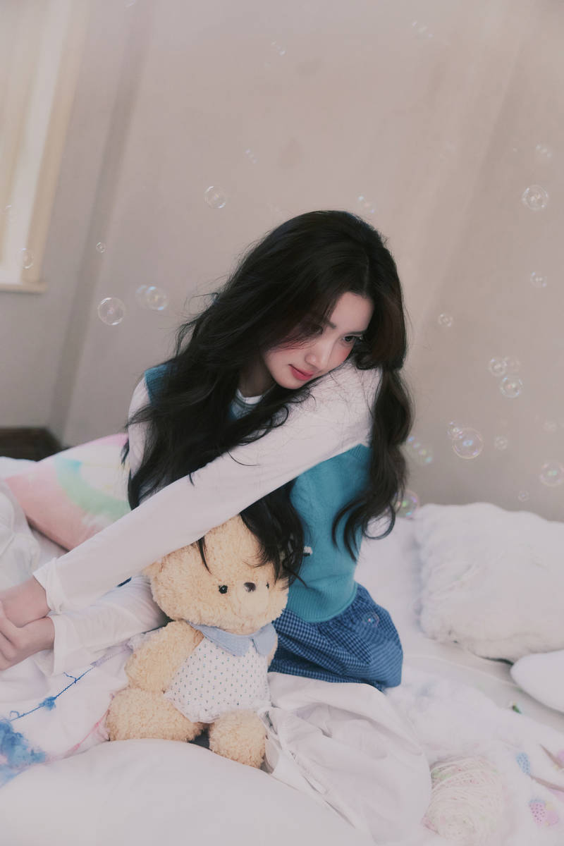 卢昱晓化身糖果少女清纯浪漫 双手托腮灵动娇憨