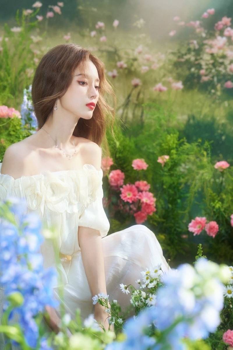 徐艺洋穿白裙与花海合照 光影衬出灵动氛围感