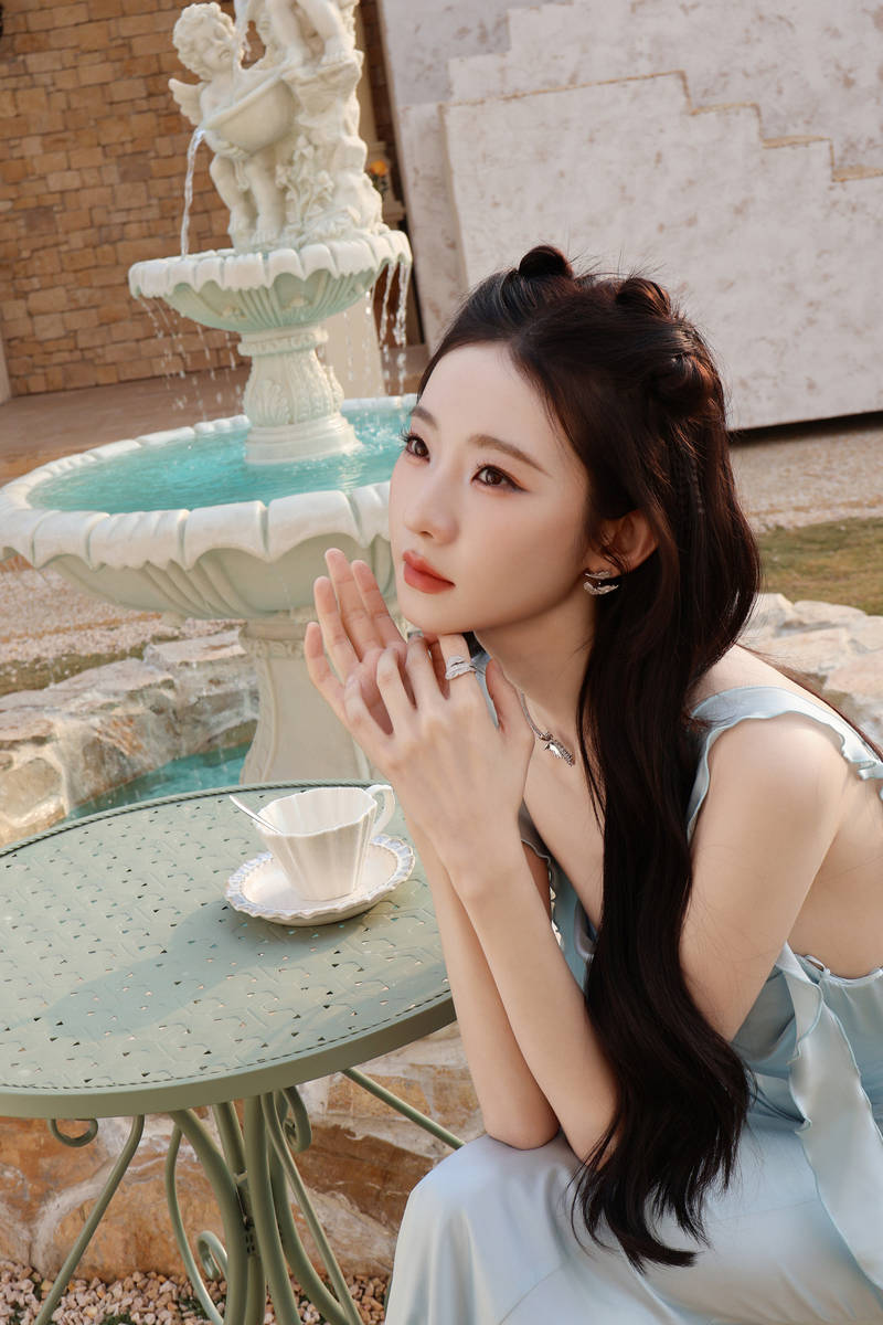 张艺凡穿淡蓝长裙温柔娇俏 抬眸浅笑慵懒又松弛