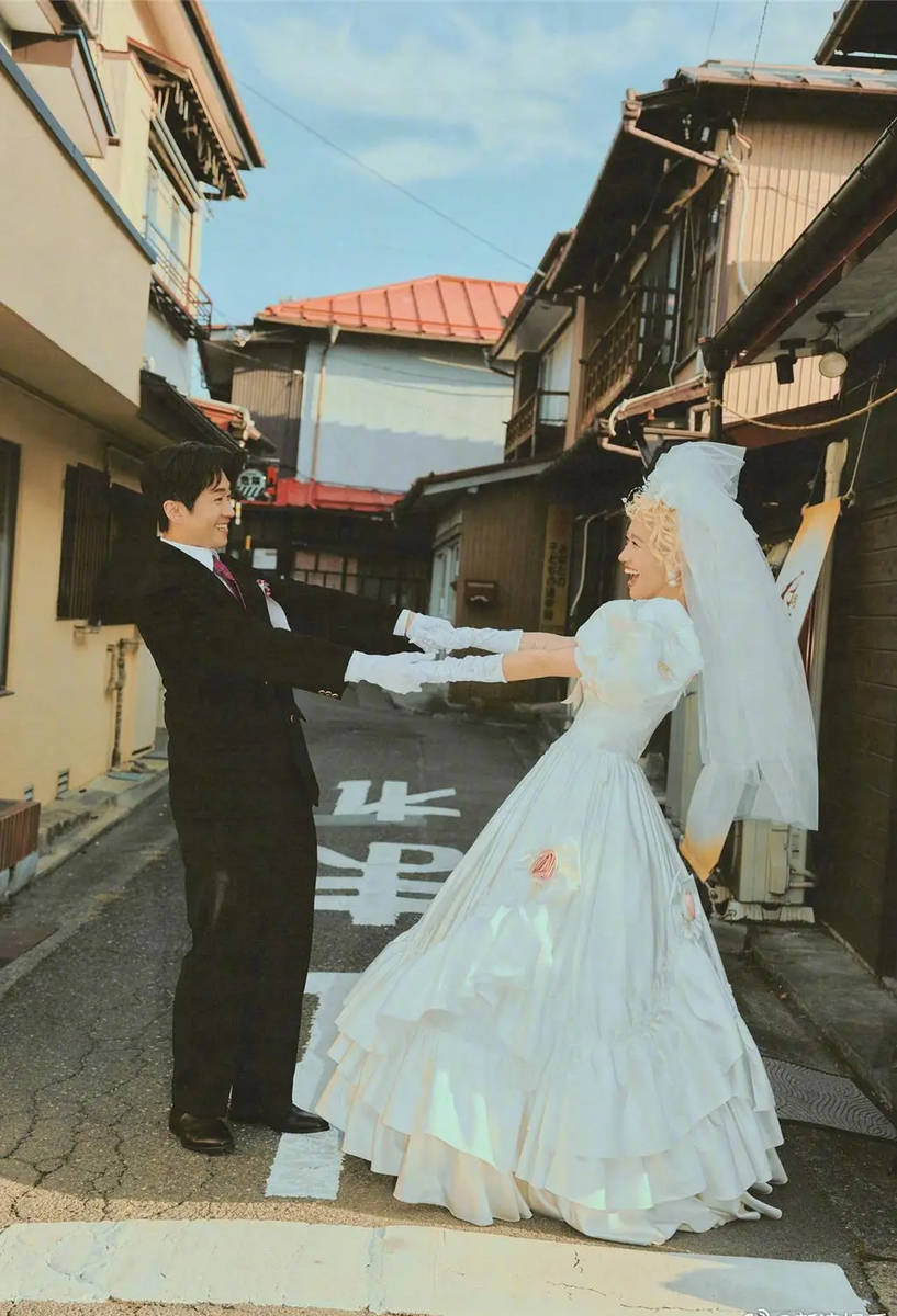 陈汉典lulu公开婚纱照 透露安排宾客名单很困难