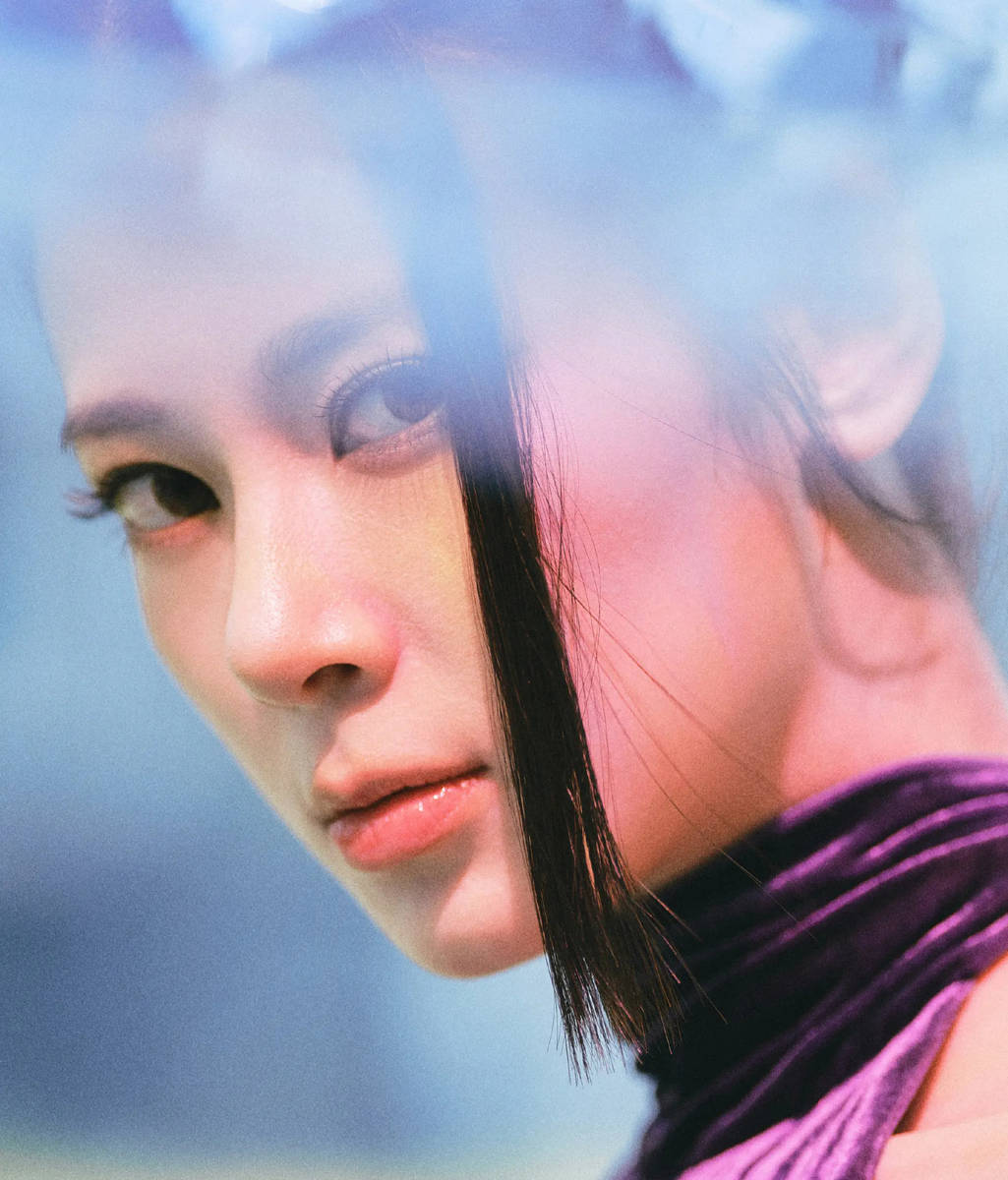 赵昭仪穿紫丝绒裙神态冷峻 侧身回眸气场酷飒神秘