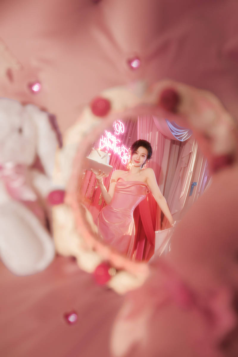 王楚然身着抹胸粉裙庆生 宛如童话公主甜度满分