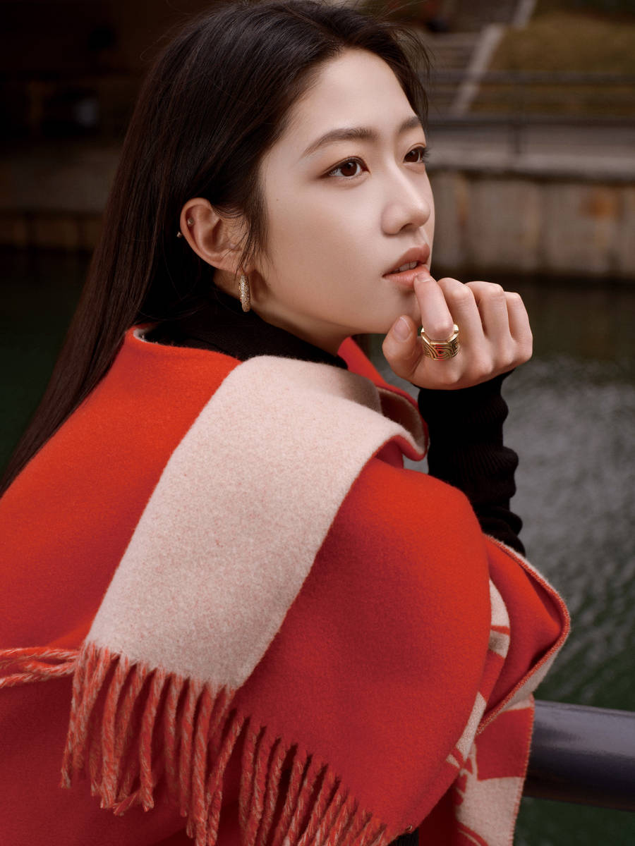 向涵之黑长直造型气质清冷 垂眸浅笑松弛又温柔