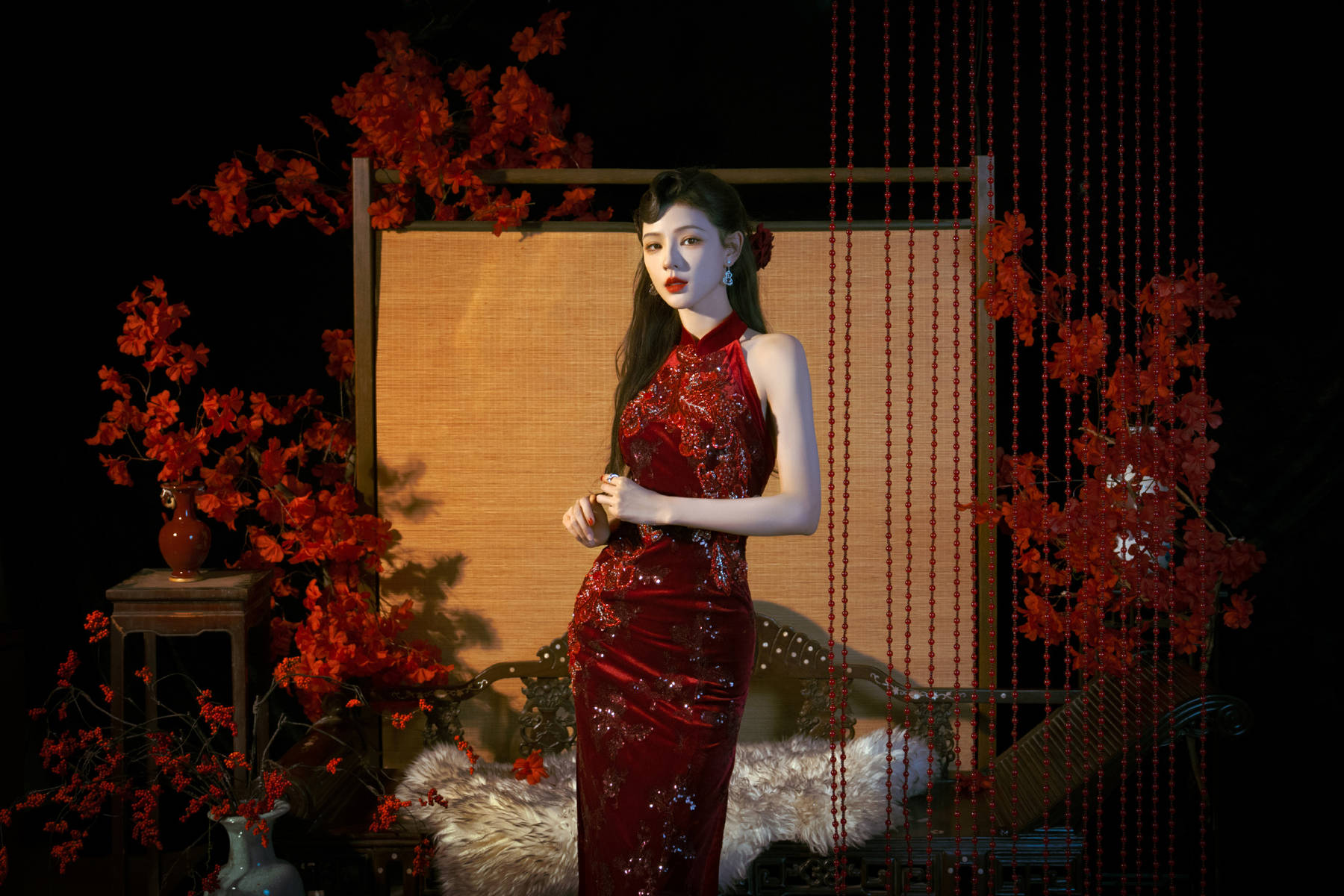 张予曦穿红色旗袍明艳动人！宛若玫瑰女郎性感妩媚