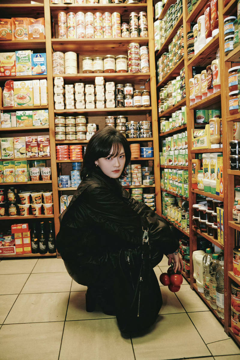 文淇黑皮衣配皮裙街头漫步 清冷松弛又灵动