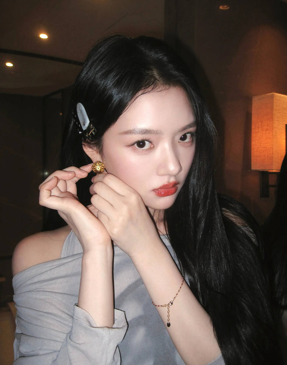 任敏随拍大秀精致锁骨 满脸胶原蛋白皮肤亮到发光