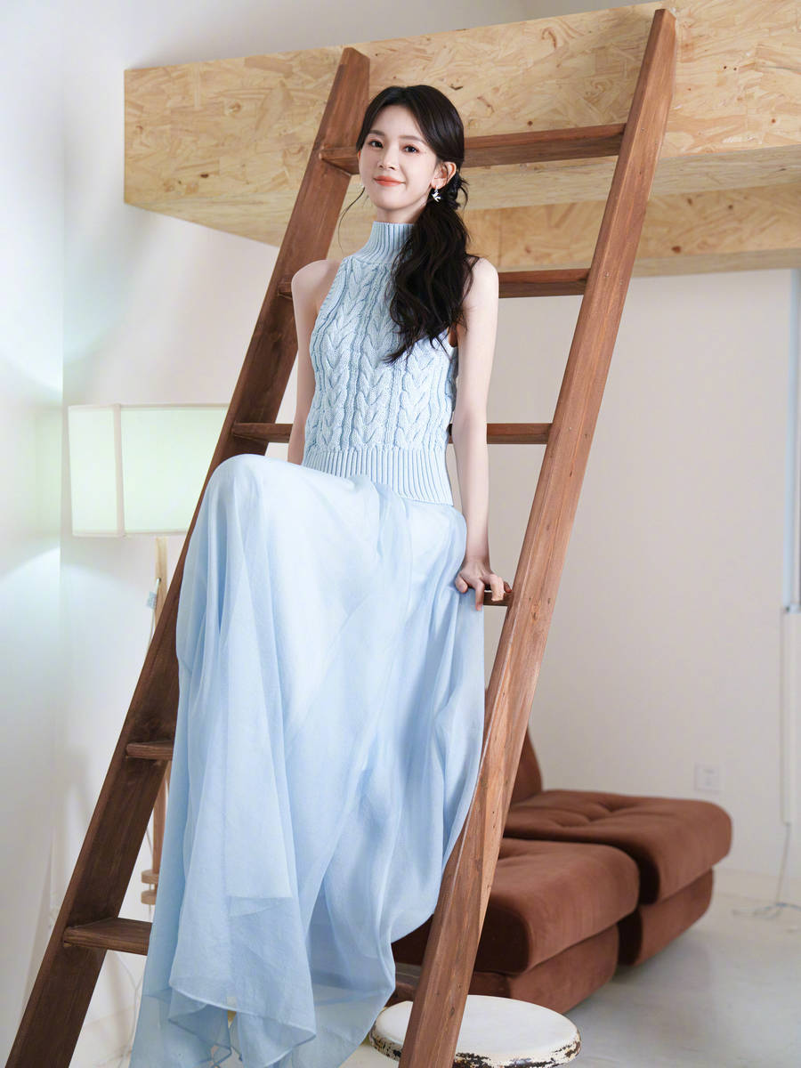 陈瑶浅蓝针织衫配纱裙 恬静温婉清甜又治愈