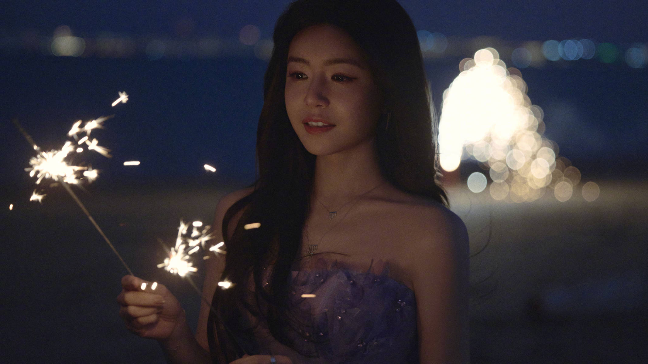 陈妍希穿紫抹胸礼服笑容明媚 手持烟火棒梦幻美丽