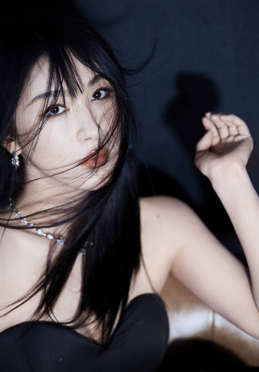 李菲儿穿黑色抹胸裙秀性感身材！修长美腿白嫩吸睛