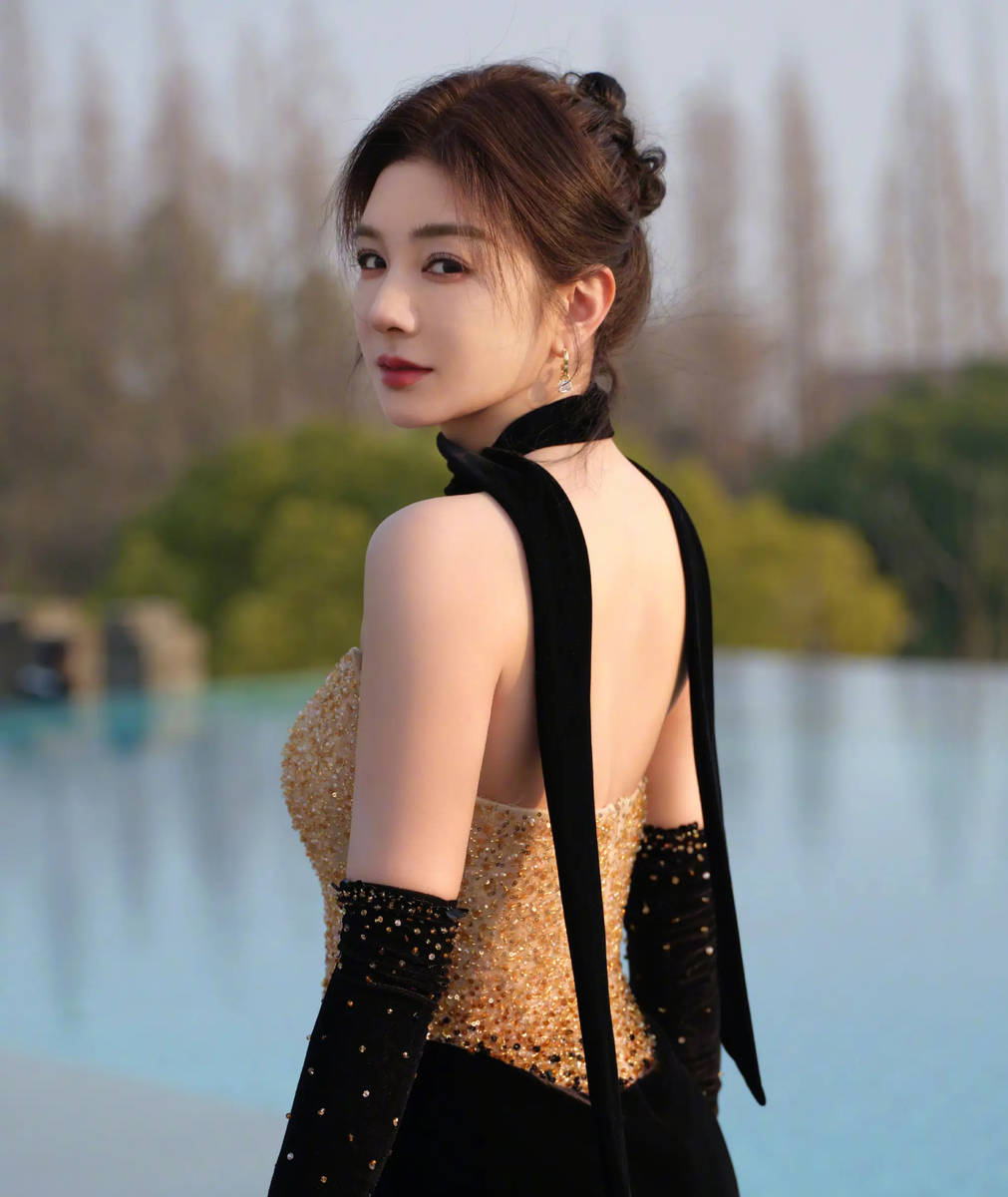 黄奕穿鎏金美裙展现傲人曲线 前凸后翘身姿优雅