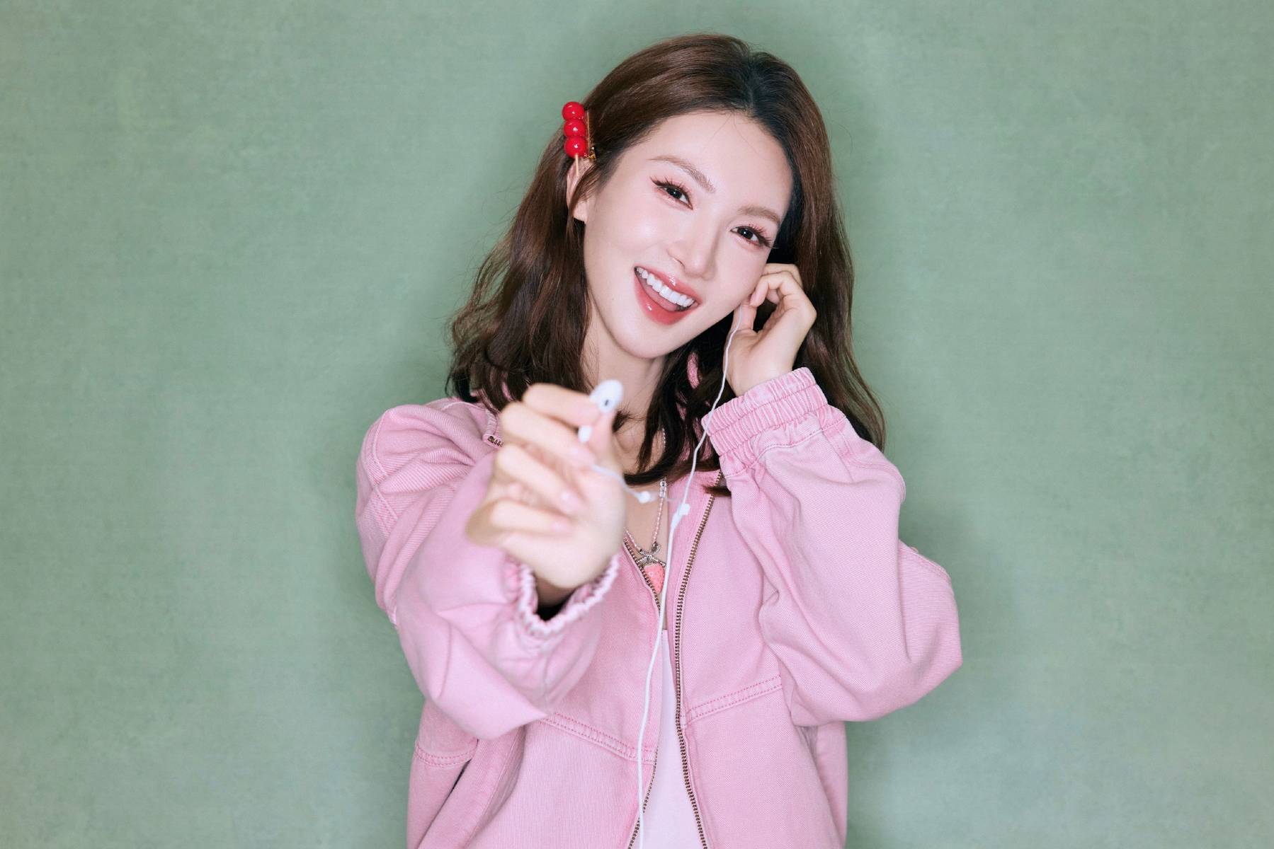 粉红色限定甜妹！金晨戴樱桃发夹元气又娇俏