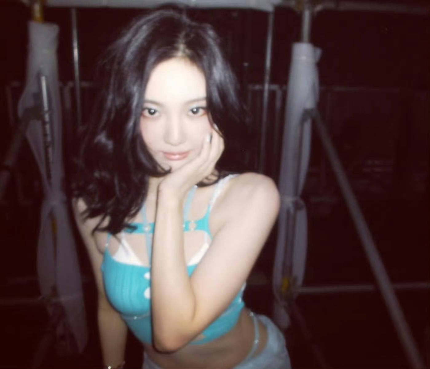 宁艺卓穿蓝抹胸秀窈窕身材 腰肢纤细气质热辣纯欲