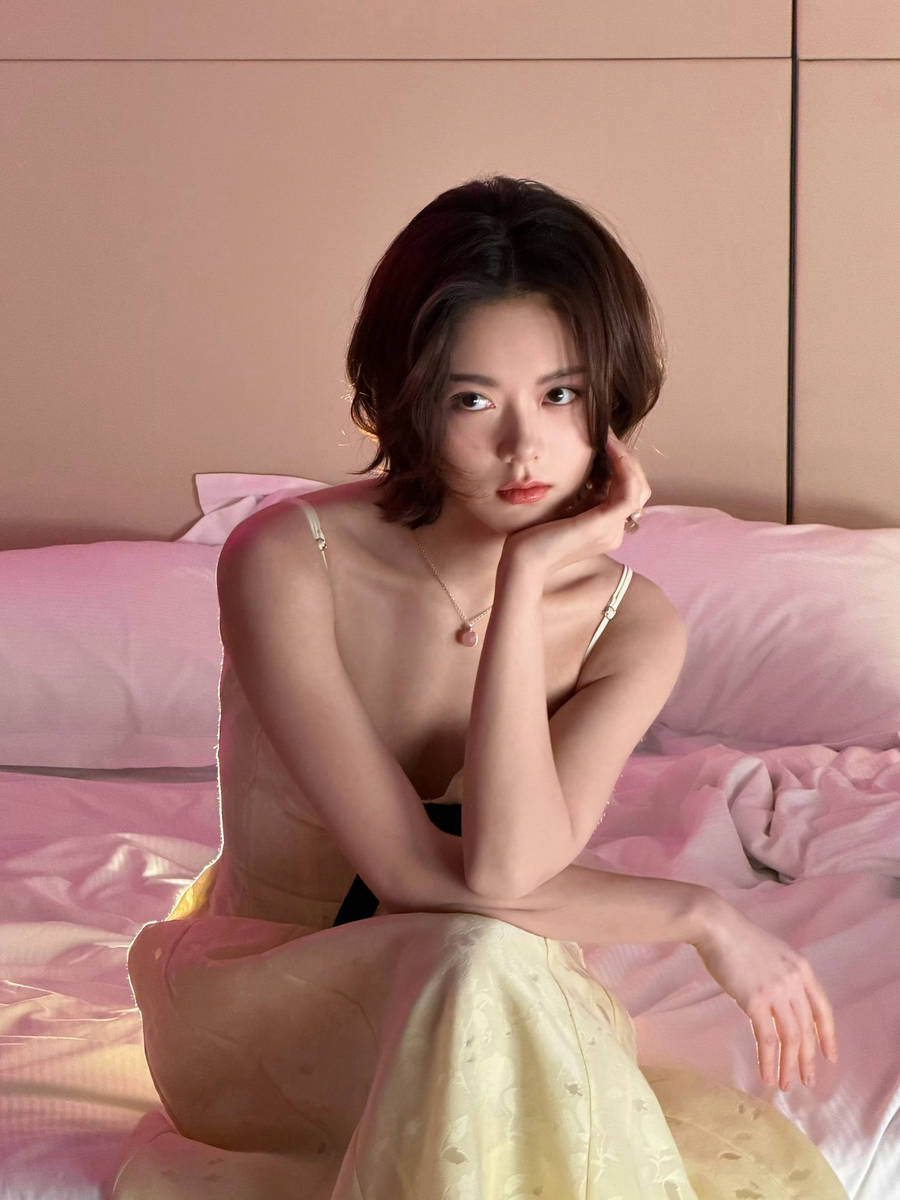 赵今麦穿金色吊带美丽又大方 单手托腮五官精致