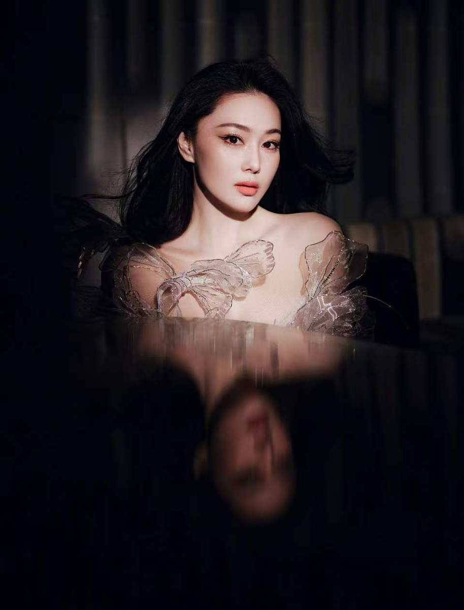 张馨予穿蝴蝶纱裙勾勒完美身材 眼神清冷又妩媚