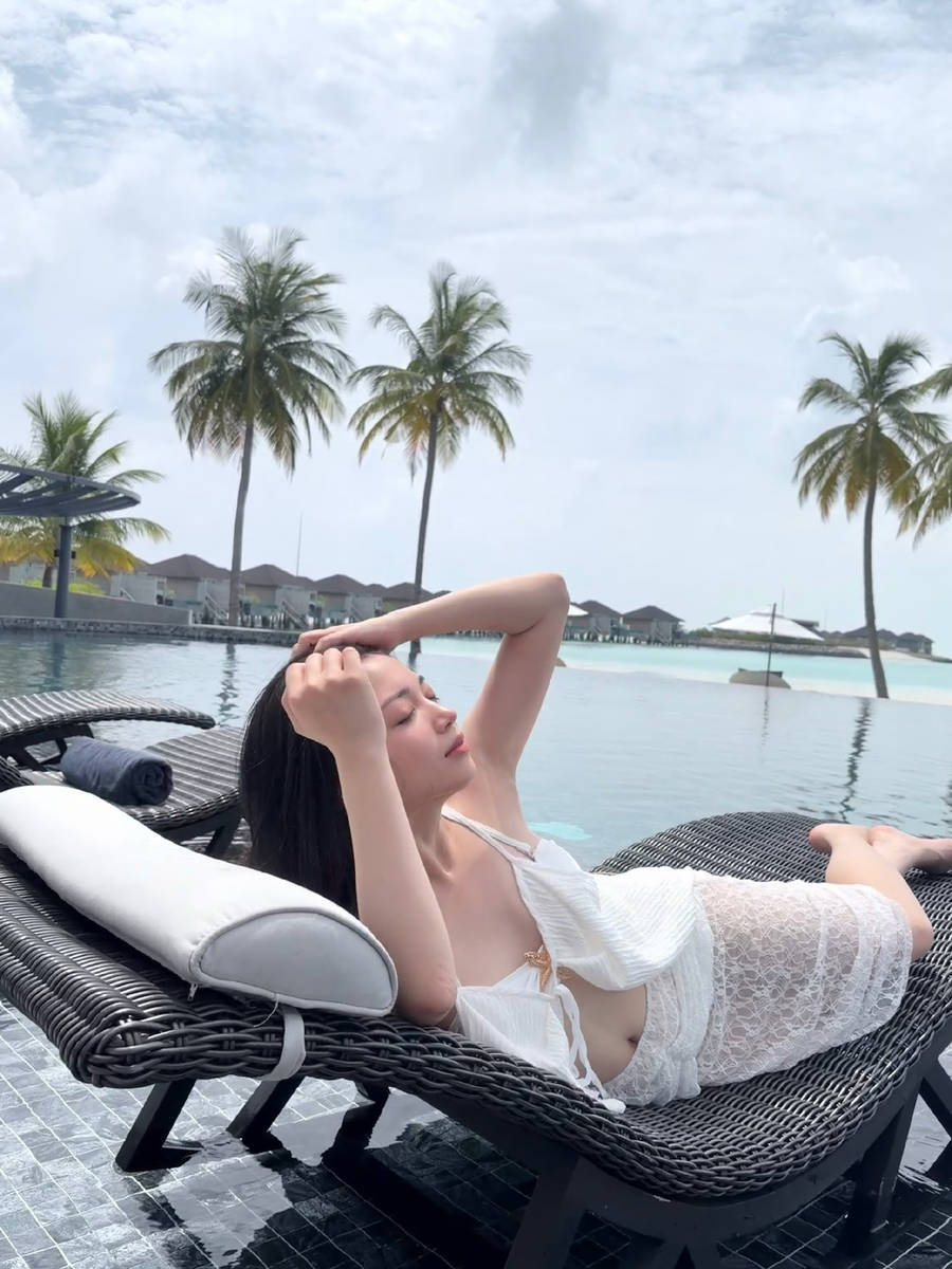 代露娃穿豹纹比基尼上衣衬肤色雪白 笑容灿烂治愈