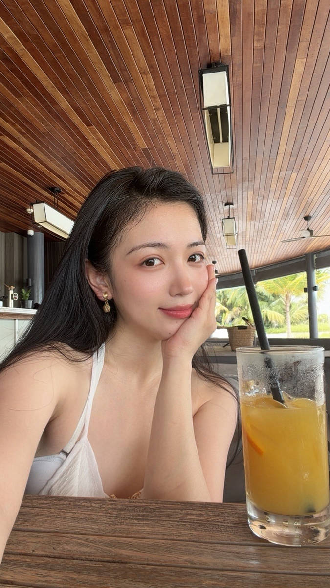 代露娃穿豹纹比基尼上衣衬肤色雪白 笑容灿烂治愈