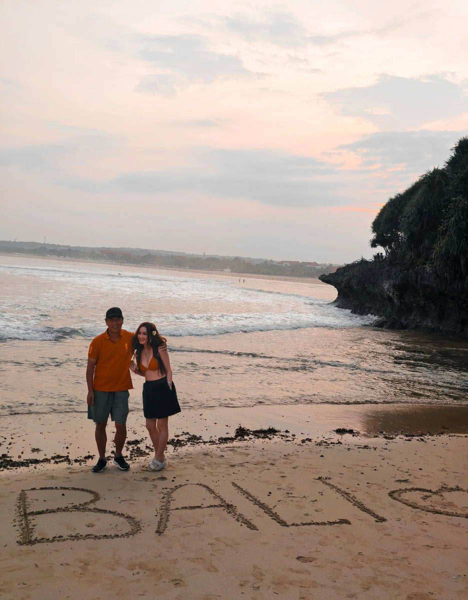 “最美妲己”温碧霞晒泳池大片！穿红泳装性感明艳