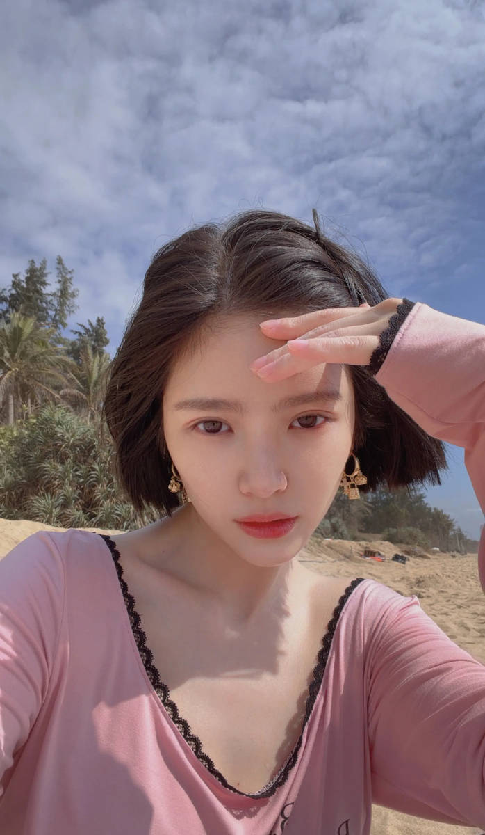 王灿与老公去海南度假！杜淳站老婆身后似贴身保镖