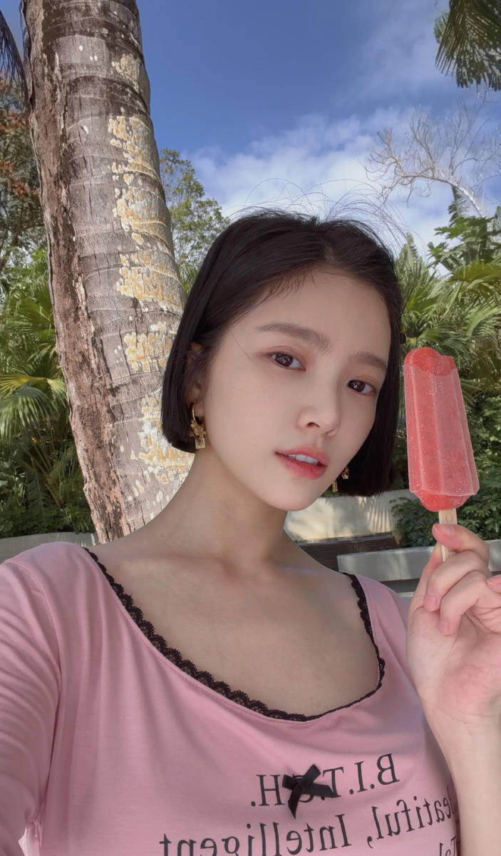 王灿与老公去海南度假！杜淳站老婆身后似贴身保镖