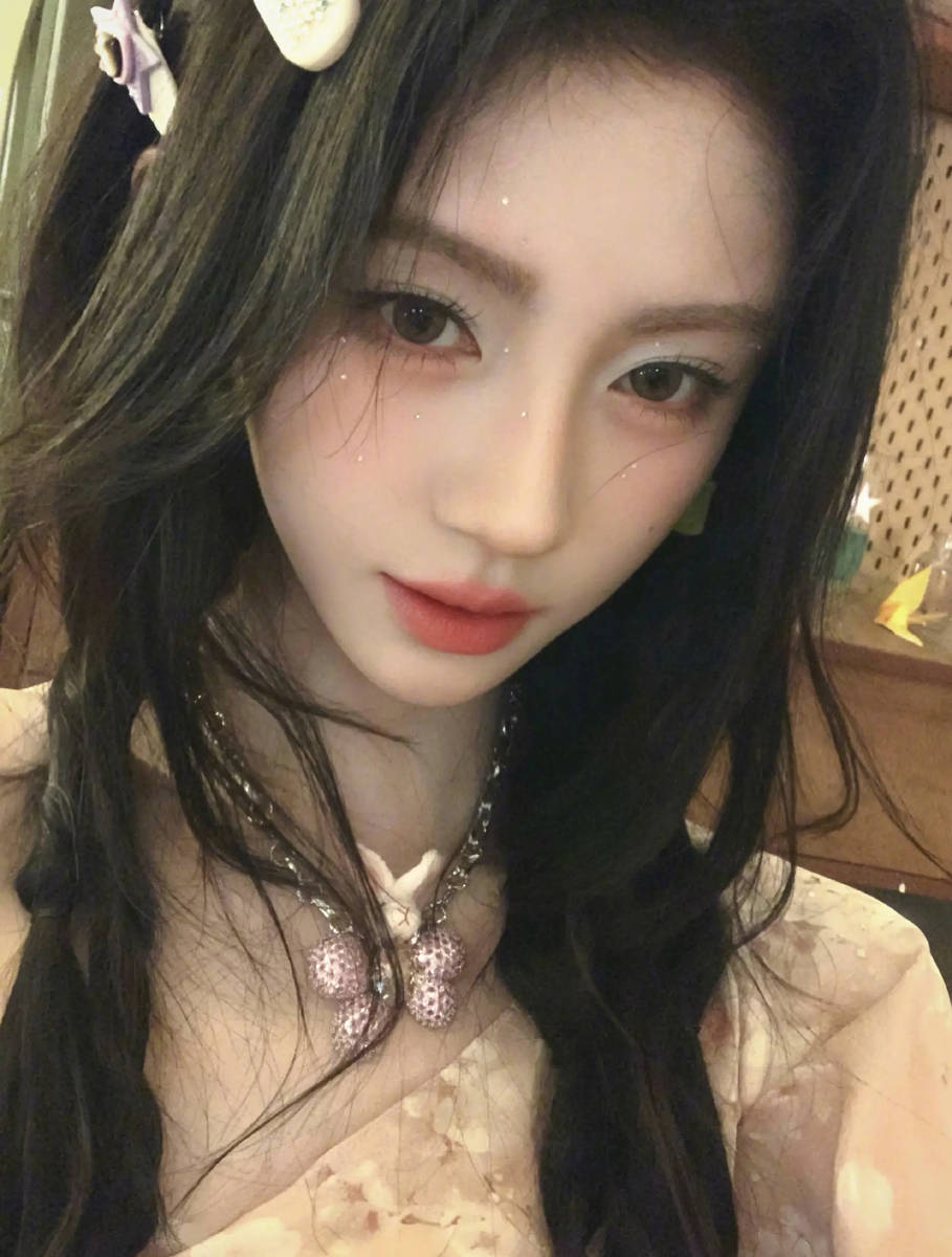 鞠婧祎梦幻少女风穿搭美到犯规！嘟嘴卖萌可爱迷人