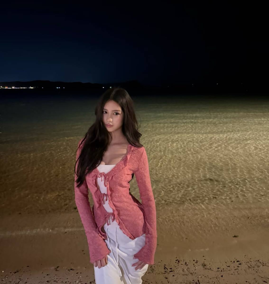 钟丽缇16岁女儿晒美照 穿紧身裙前凸后翘好性感