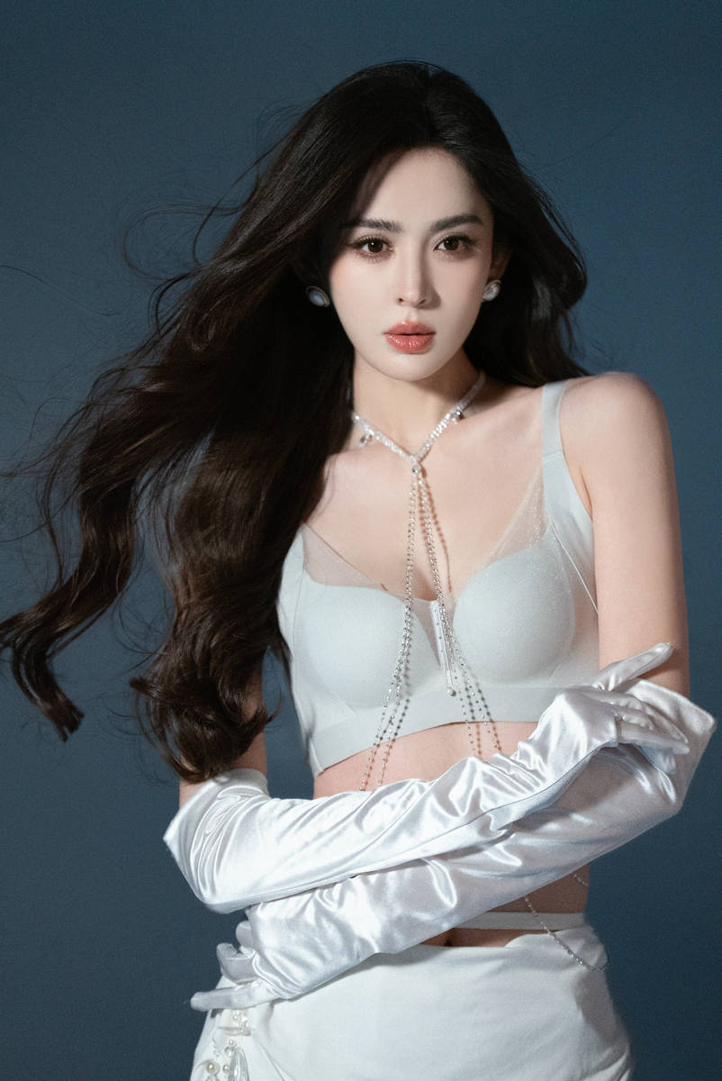 娜扎穿白色衬衣纯欲感十足！大方展露迷人身材