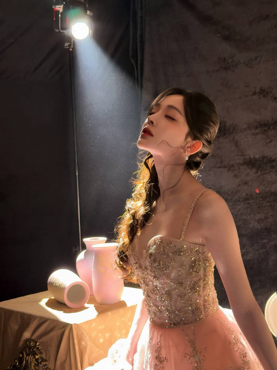 古力娜扎写真大片曝光！穿闪亮花朵吊带裙美若天仙