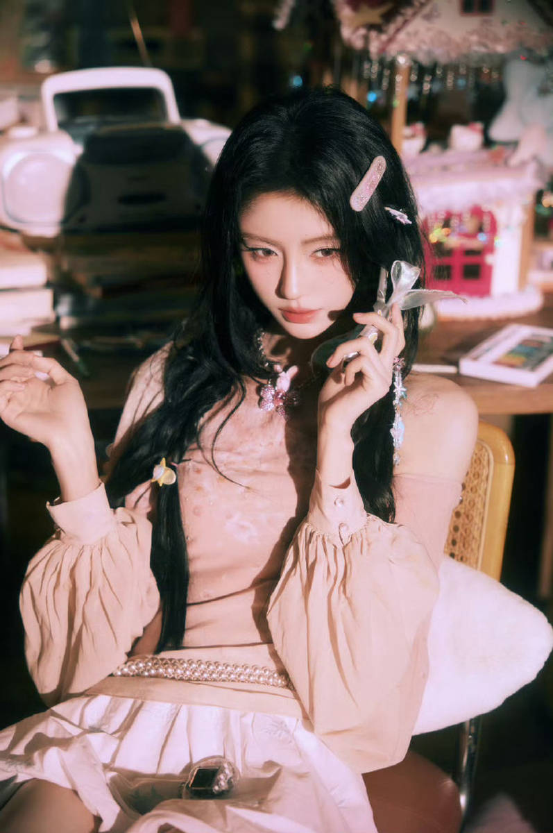 鞠婧祎穿粉色毛衣化身果汁气泡 手拿镜子俏皮灵动