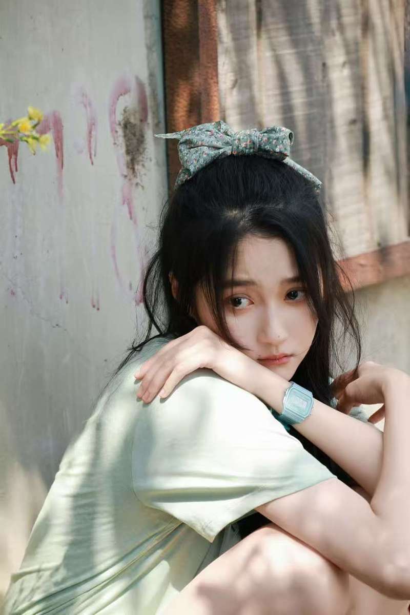 关晓彤戴发箍抱课本学生气十足 侧颜线条干净纯洁