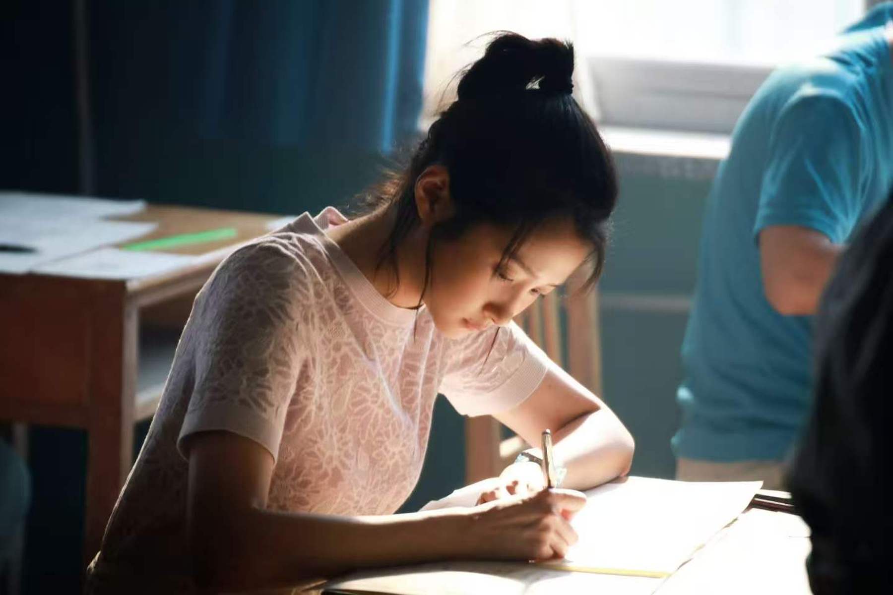 关晓彤戴发箍抱课本学生气十足 侧颜线条干净纯洁