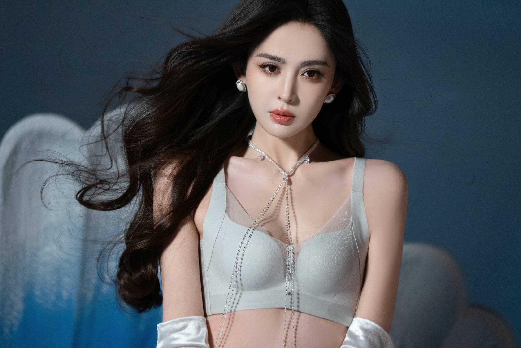 娜扎蕾丝内衣配温柔卷发性感 披紫缎披风神秘魅惑