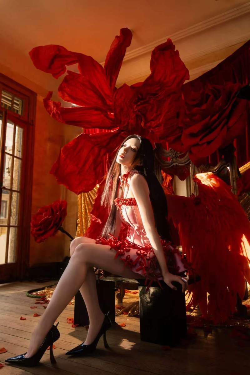 程潇穿粉红短裙配长直发 暗黑童话风造型惊艳吸睛