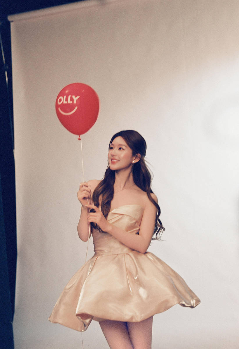 赵露思穿抹胸裙明艳娇俏 金色卷发造型元气又软萌