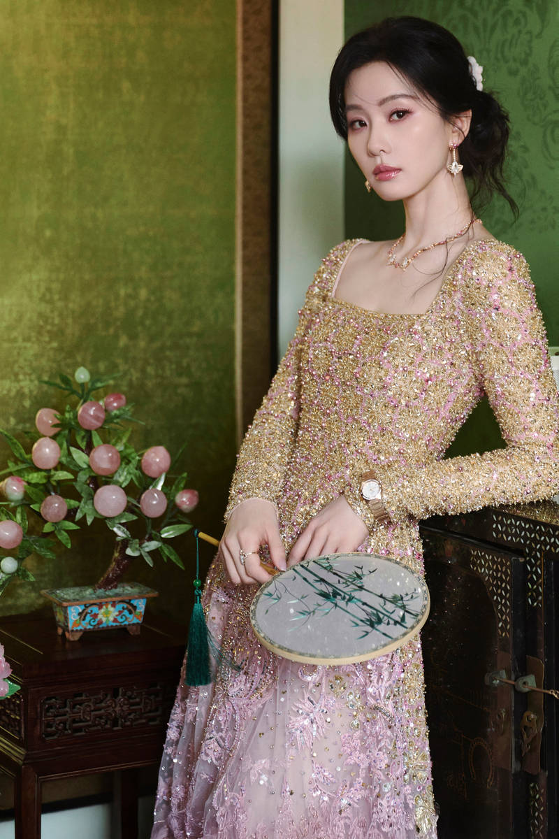 刘诗诗穿鎏金长裙天鹅颈吸睛 戴非遗绒花优雅动人