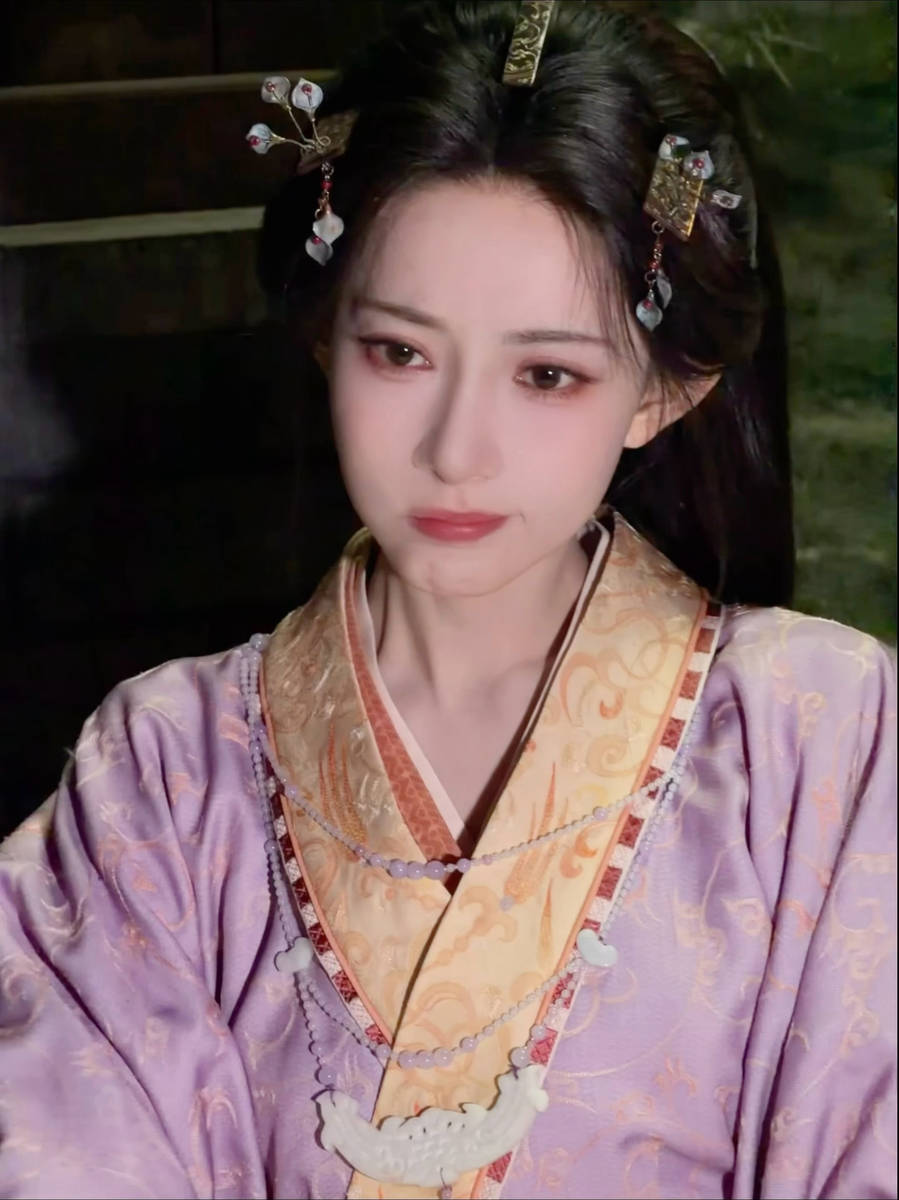 孟子义穿紫色汉服优雅温润 表情搞怪尽显灵动活泼