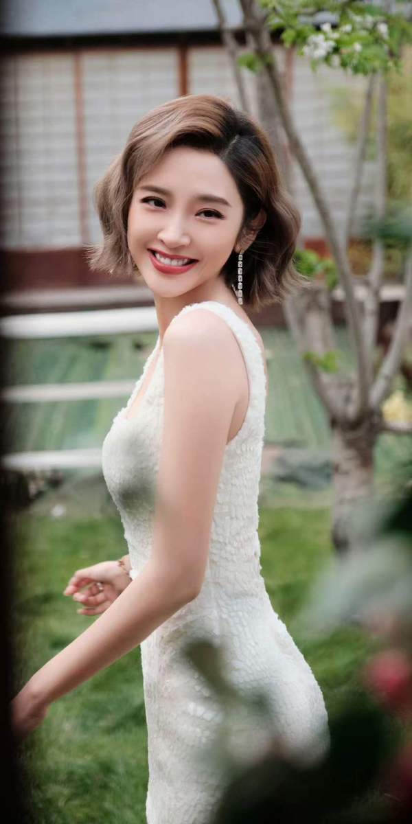 唐艺昕身穿白色短裙元气满满 皮肤白皙少女感满溢