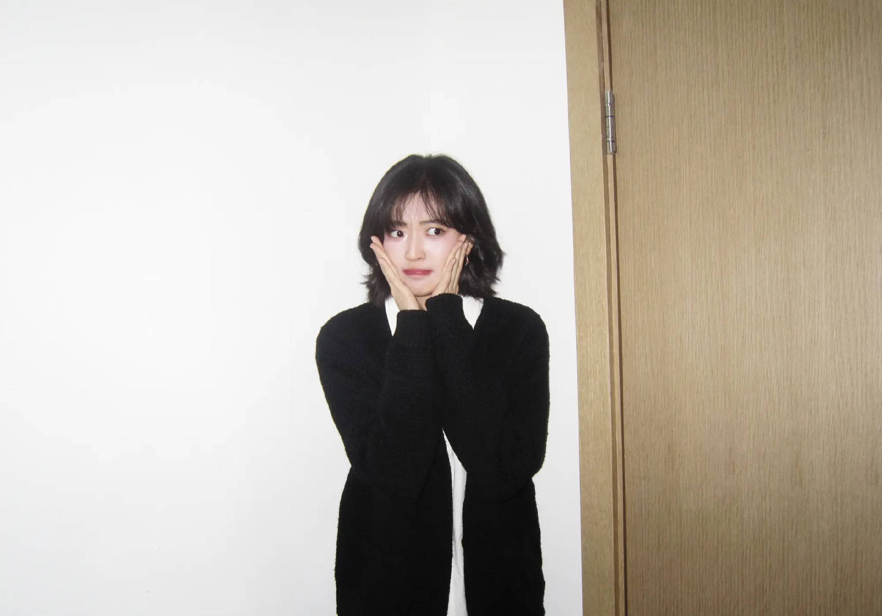 孙千身着黑色针织开衫笑容甜美 闭眼甜笑俏皮元气